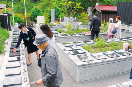 園内でお参りする様子