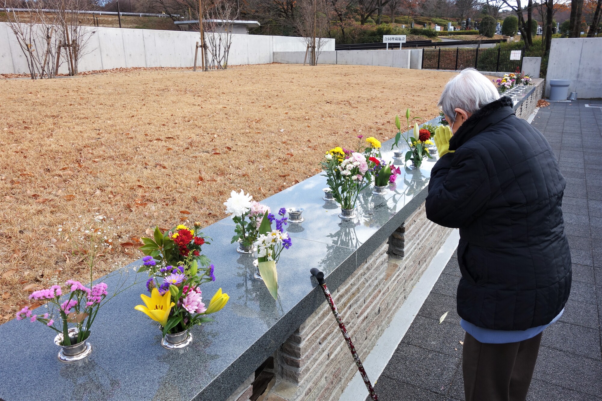 見学・お参りの風景。花を手向けて手を合わせる様子