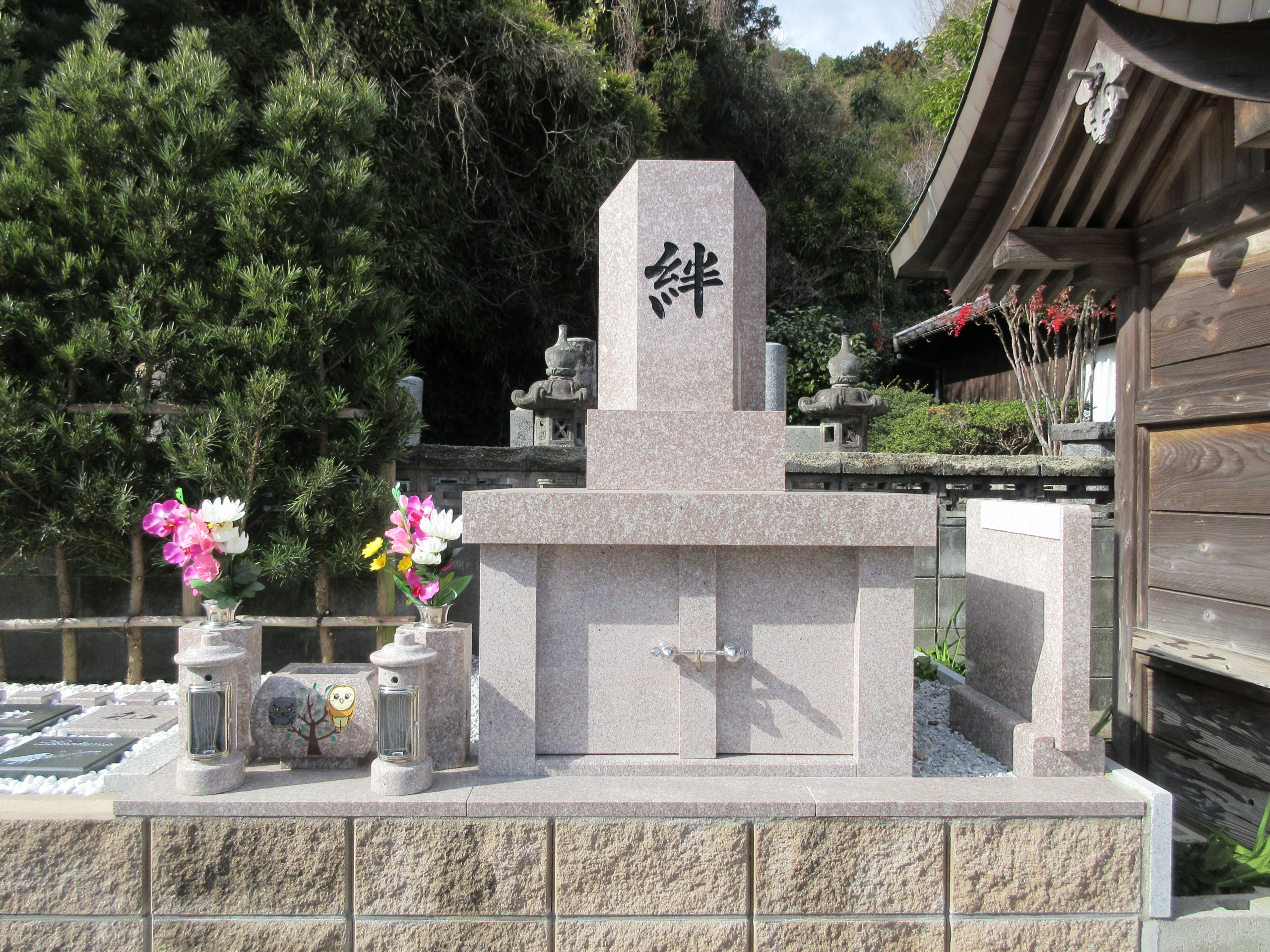 お花を供えてお参りできる永代供養塔